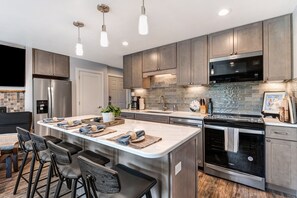 Een koelkast, een magnetron, een oven, een kookplaat