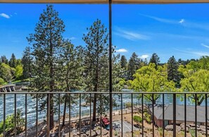 Property grounds - Gorgeous Condo With River View - Pool and Hot Tub (Bend)