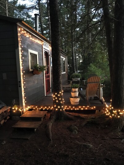 Historic 1940s lakeside cabin on  spring-fed pond. Close to Acadia National Park