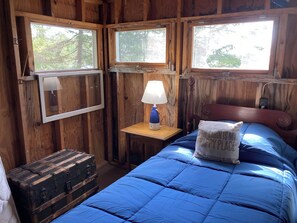 2 bedrooms, free WiFi, bed sheets - Historic 1940s lakeside cabin on  spring-fed pond. Close to Acadia National Park (Franklin)
