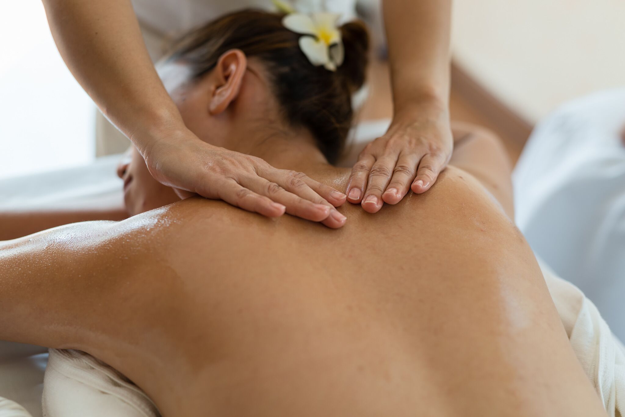 Une séance de massage est en cours.