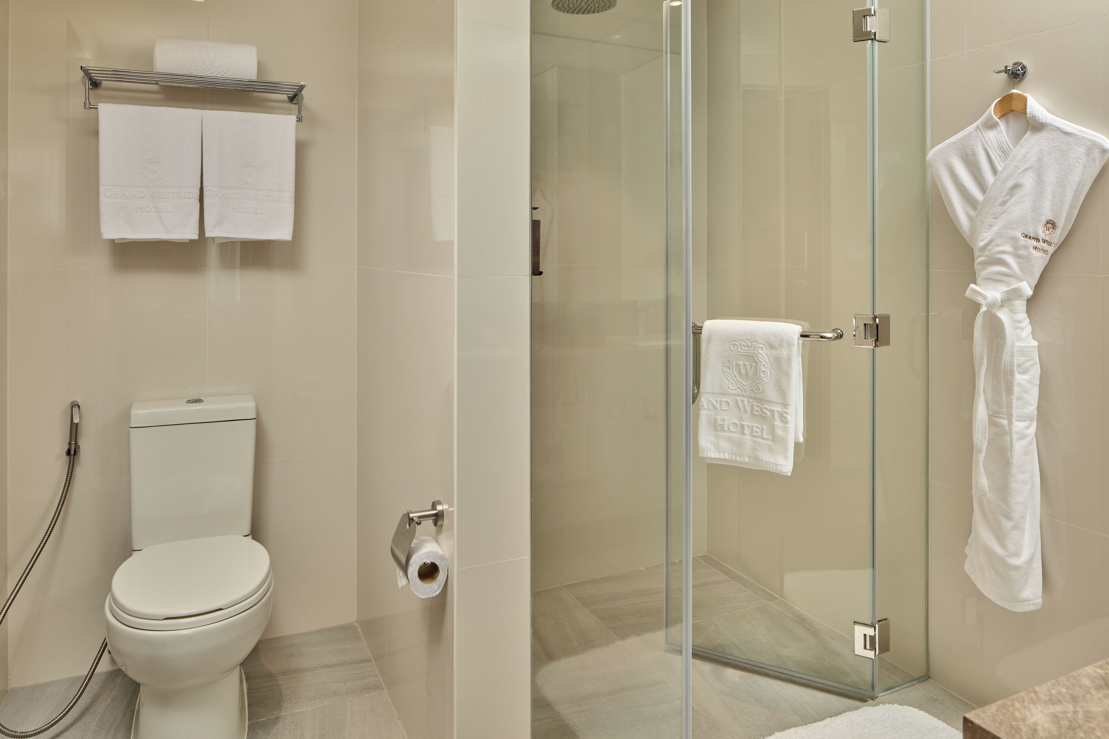 Chambre exécutive (Suite with View) | Salle de bain | Douche, articles de toilette (gratuits), séchoir à cheveux, pantoufles