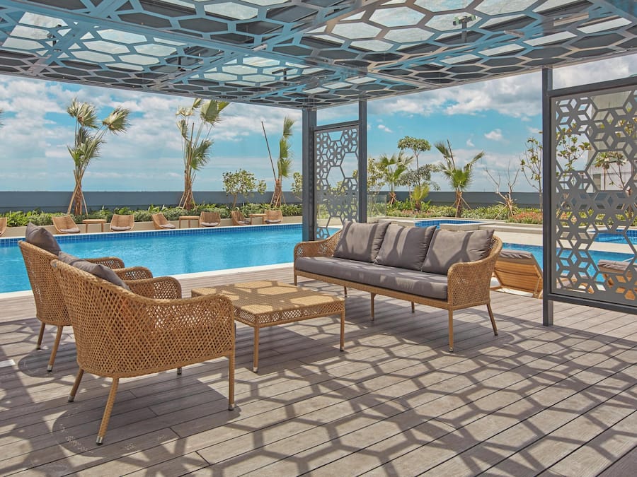 Außenpool, Sonnenschirme, Liegestühle