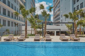 Piscina externa, guarda-sóis, espreguiçadeiras