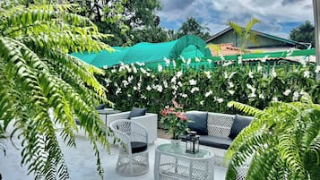 Double Room, 1 Queen Bed, Non Smoking, Private Bathroom | Living area