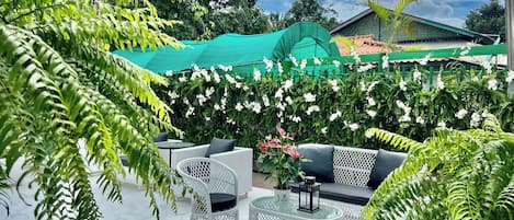 Double Room, 1 Queen Bed, Non Smoking, Private Bathroom | Living area