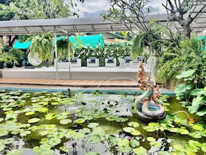 Habitación doble, 1 cama Queen size, para no fumadores, baño privado | Área de sala de estar