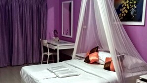 Una habitación con una cama, un escritorio y una silla.