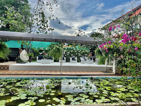 Habitación doble, 1 cama Queen size, para no fumadores, baño privado | Área de sala de estar