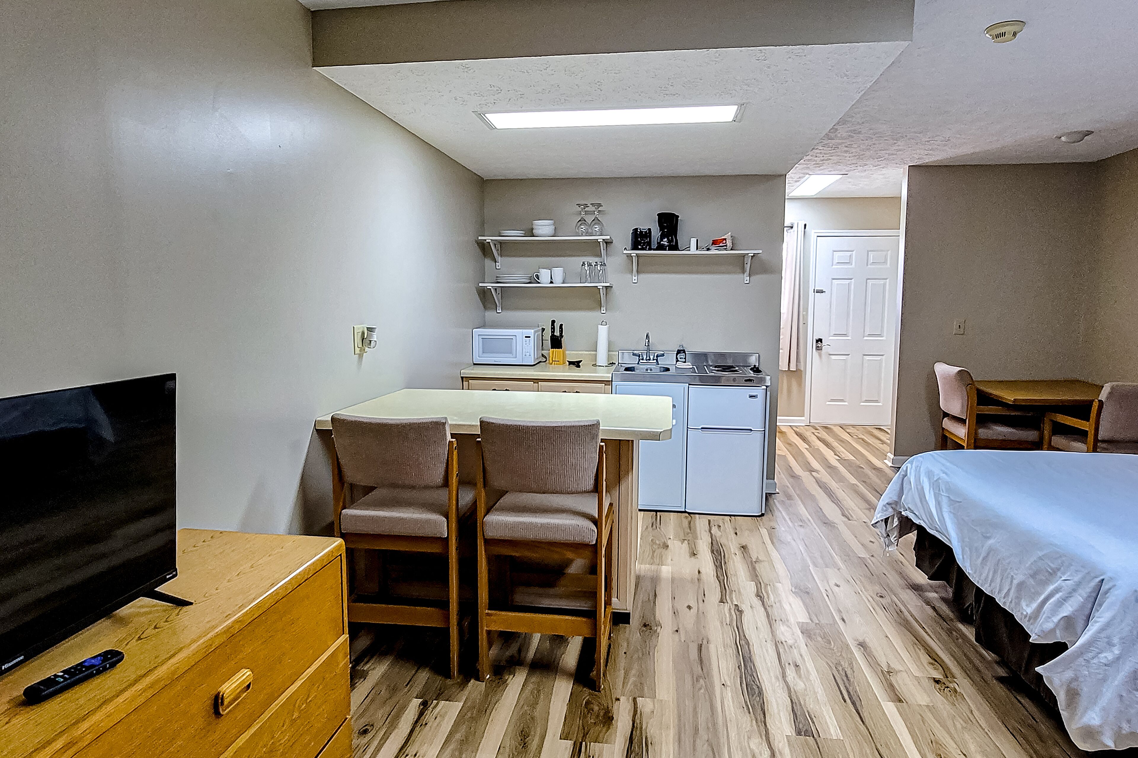 Dog-friendly, 1st-floor studio with golf view & gym - stroll to Douglas Lake