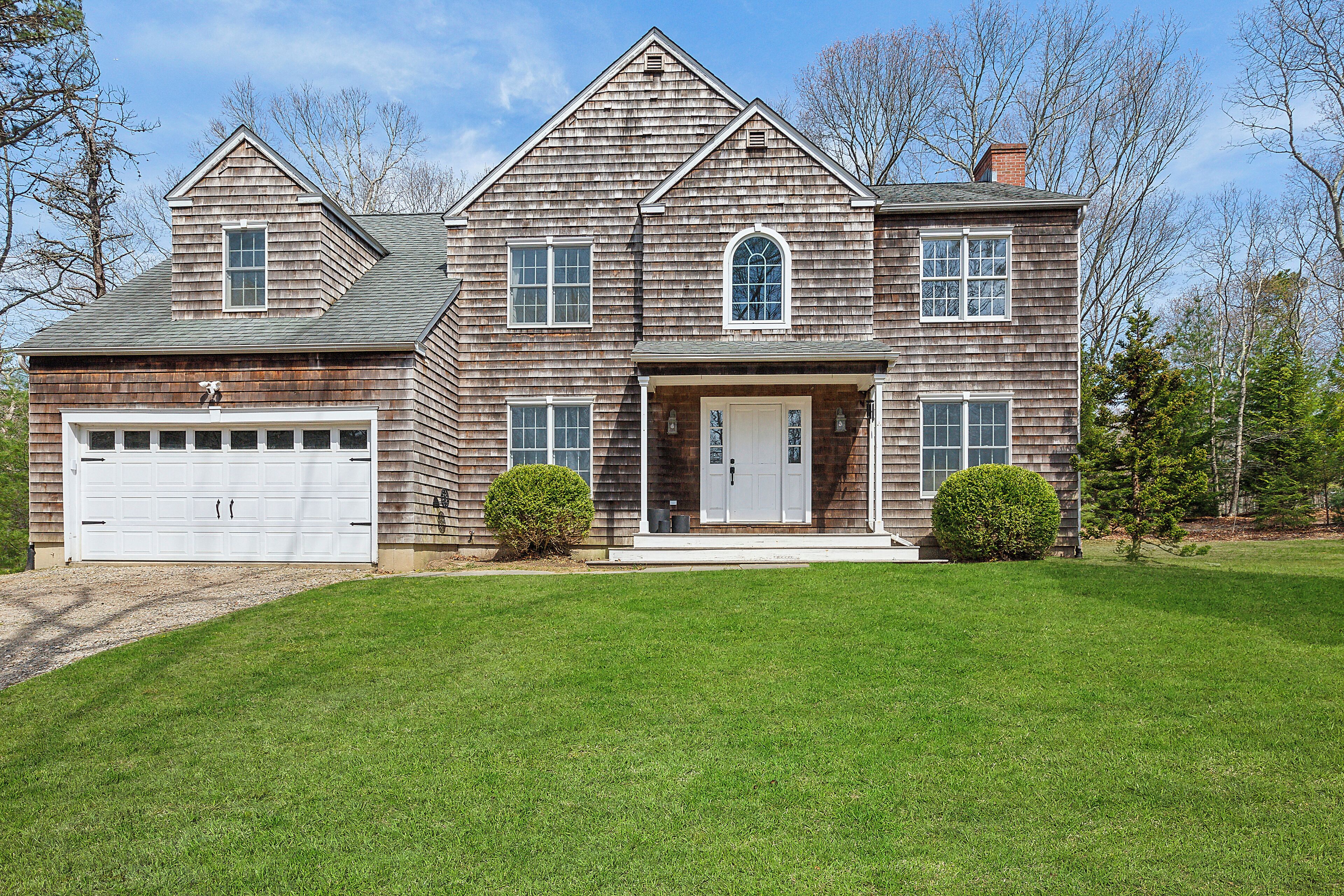 East Hampton: Village Fringe Recently Renovated