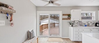 Travel Professionals Towpath Cottage Retreat Pet-Friendly Canal Home Fenced Yard