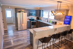 ثلاجة، ميكروويف، فرن، موقد طهي مسطح