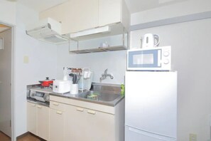 Habitación básica doble, para no fumadores, cocina (706) | Cocina privada | Refrigerador, microondas, parrilla de estufa y utensilios de cocina 