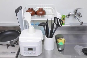 Chambre Double, non-fumeurs, cuisine (706) | Cuisine privée | Réfrigérateur, micro-ondes, plaque de cuisson