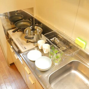 Basic Double Room, Non Smoking, Kitchen (801) | Private kitchen | Fridge, microwave, stovetop, cookware/dishes/utensils - City Avenue Asahimachi (Sapporo)
