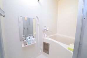 Duschwanne, Haartrockner, Handtücher, Shampoo