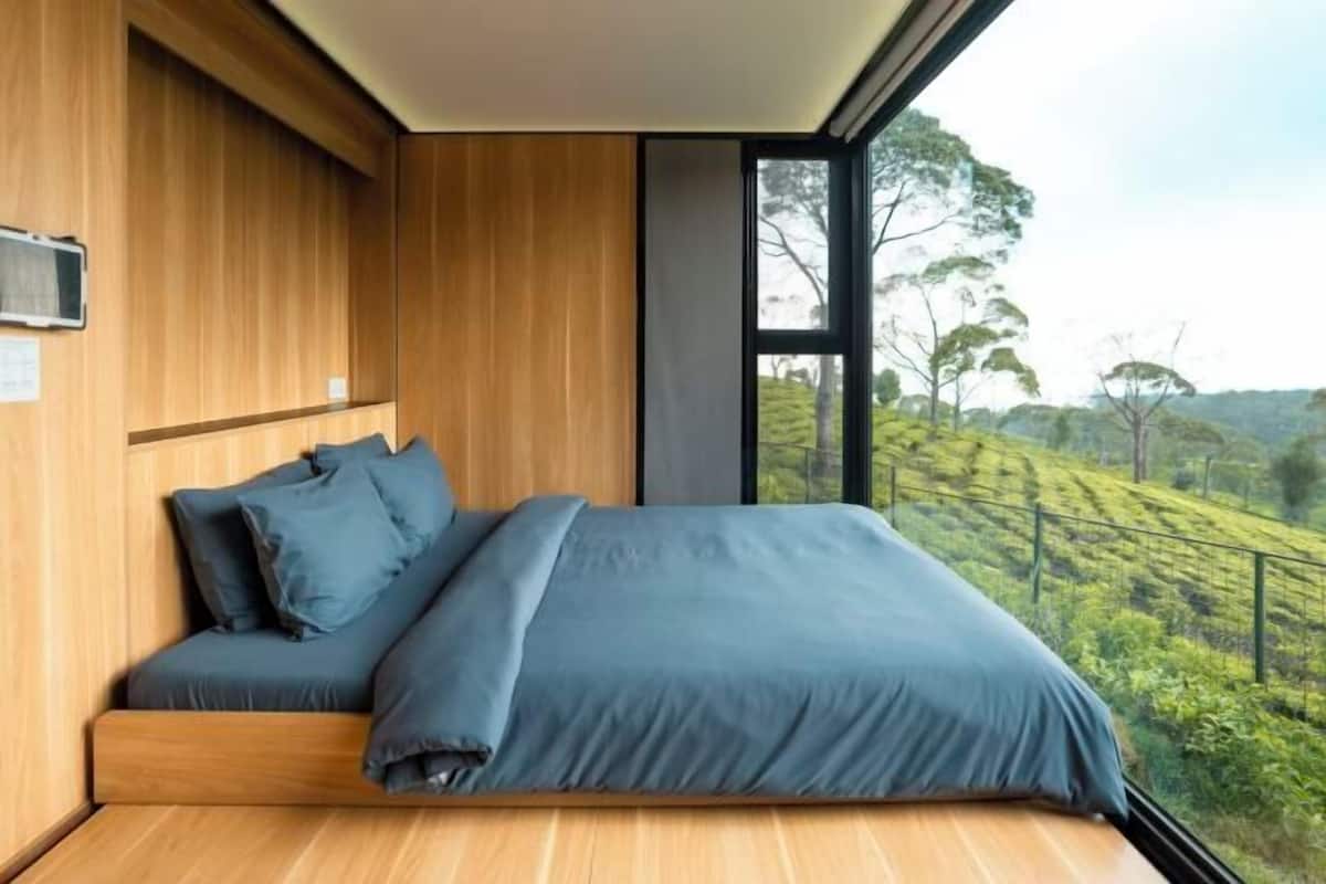 Hypo-allergenic bedding, desk, free WiFi, bed sheets