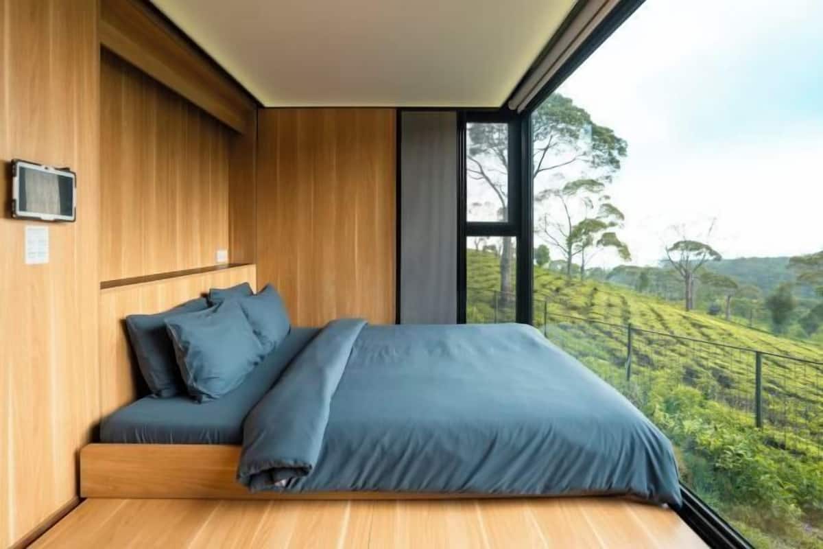 Hypo-allergenic bedding, desk, free WiFi, bed sheets