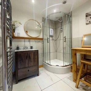 Shower - Beautiful 1-Bed Cabin in Newmarket (Newmarket)