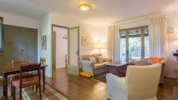 Family Apartment, Garden View | Living area | Flat-screen TV