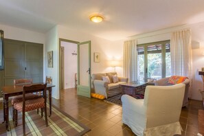 패밀리 아파트, 정원 전망 | 거실 공간 | 평면 TV