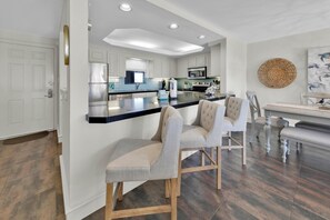 콘도, 침대(여러 개) (Aegean 211) | 다이닝