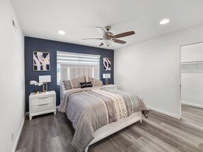 5 bedrooms, desk, iron/ironing board, free WiFi - Super Spacious Family Vacation Home! (San Diego)