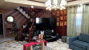 43-inch TV with digital channels, Netflix, books - Topaz Bed and Breakfast Hotel (San Jose)