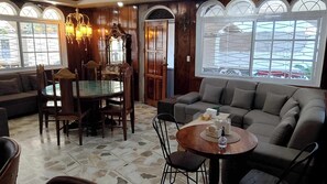 43-吋電視、數位頻道、Netflix、書籍