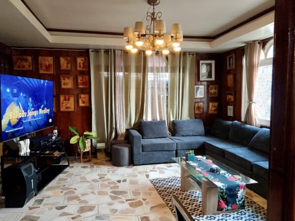 43-inch TV with digital channels, Netflix, books