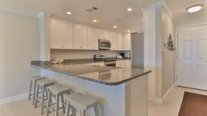 Condo, várias camas (Aegean 305) | Cozinha privada | Cafeteira/chaleira, torradeira