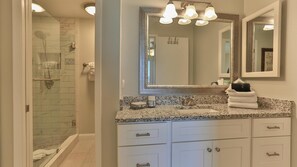 Condo, varias camas (Aegean 305) | Baño | Toallas, jabón, shampoo, papel de baño 