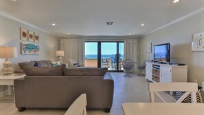 Condo, várias camas (Aegean 305) | Área de estar | TV 32 polegadas com canais a cabo