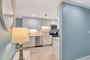 콘도, 침대(여러 개), 수영장 전망 (Poolside Villas 106) | 전용 주방 | 오븐, 토스터