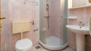 A modern bathroom with a glass-enclosed shower, a toilet, and a sink. - Jerkan 12 by Interhome (Podstrana)