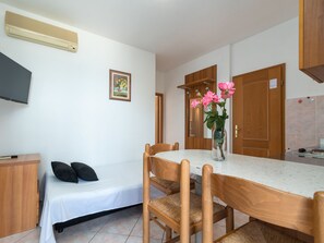 Dining - Jerkan 11 by Interhome (Podstrana)