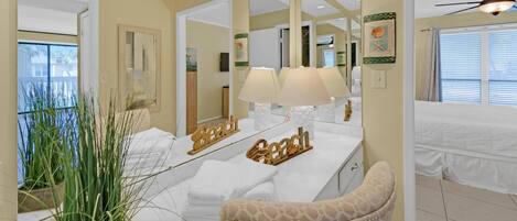 公寓式客房, 1 张特大床和 1 张沙发床 (Sandpiper Cove 2062) | 1 多间卧室