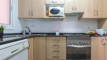 Een koelkast, een magnetron, een oven, een broodrooster