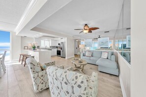 Living area - Shoreline Towers 1061 (Destin)