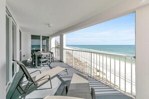 Outdoor dining - Shoreline Towers 1061 (Destin)