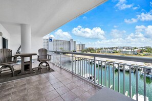 คอนโด, หลายเตียง (Harbor Landing 203B) | รับประทานอาหารกลางแจ้ง