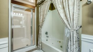 Condo, varias camas (Harbor Landing 701B) | Baño