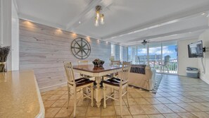 Lägenhet - flera sängar - utsikt mot havsviken (Dolphin Point 502B) | Restauranger