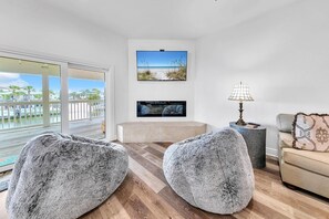 House, Multiple Beds, Canal View (Palm Breeze) | Living area
