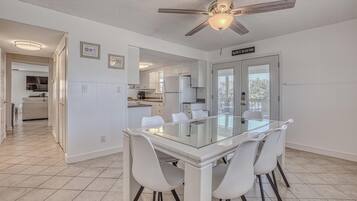 Rumah, Beberapa Tempat Tidur, pemandangan kanal (The Back Porch) | Tempat makan