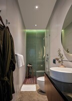 Ducha, secador de pelo, batas, bidet