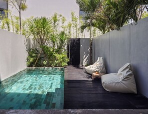 Ropa de cama de alta calidad y caja de seguridad en la habitación