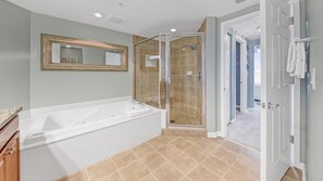 Kondominium, Beberapa Tempat Tidur, pemandangan pantai (St. Lucia 1204 at Silver Shells) | Kamar mandi | Handuk
