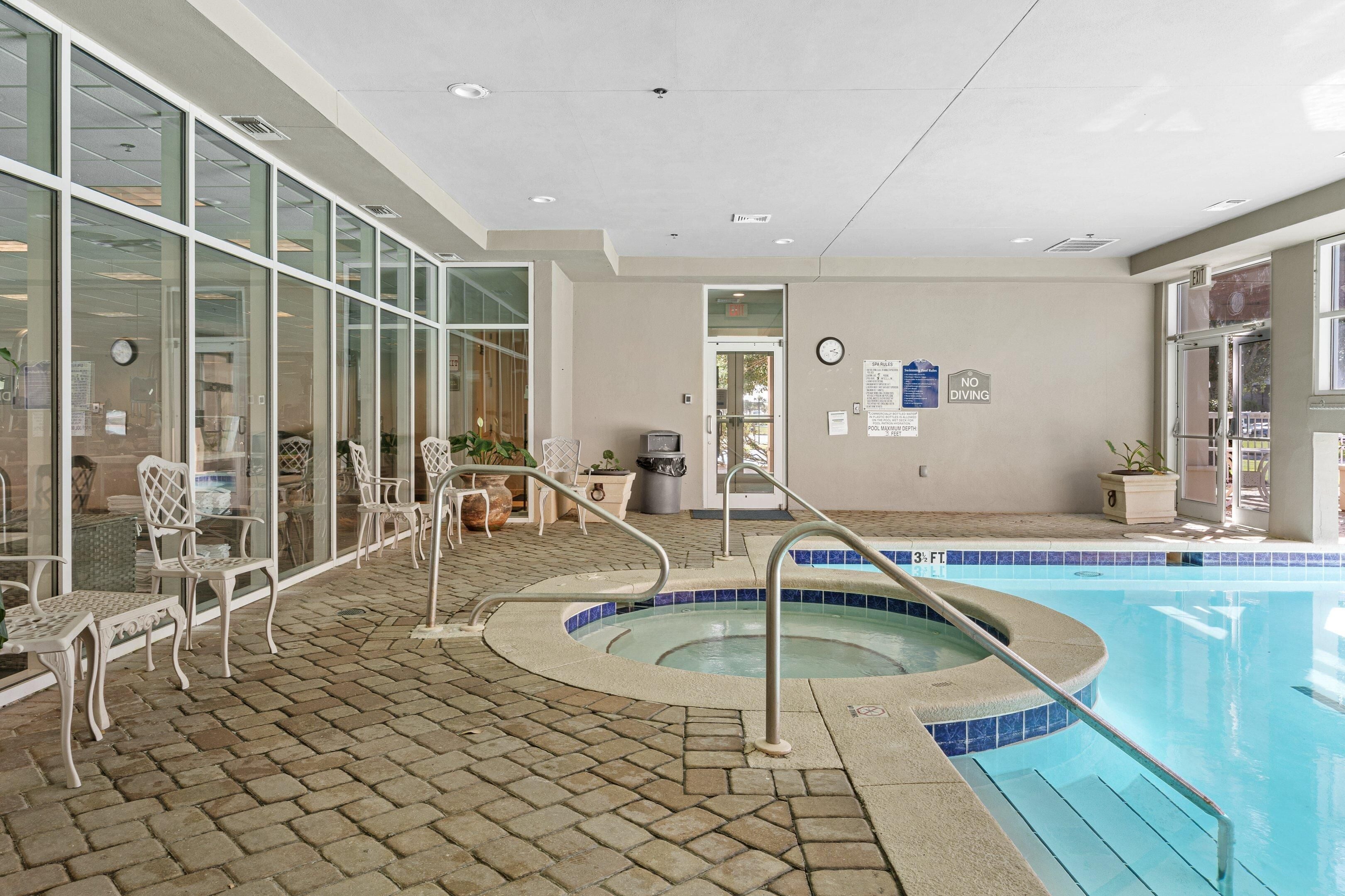 Apartment, Mehrere Betten, Strandblick (St. Lucia 1204 at Silver Shells) | Pool | Innenpool, 2 Außenpools, Liegestühle